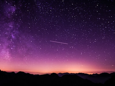 璀璨星空纪念碑模板 - 宠忆园浩瀚星空背景设计，象征爱宠如星辰般永恒